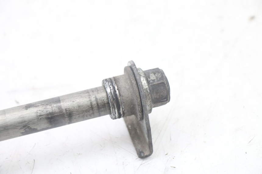 photo de REAR WHEEL AXLE SUZUKI GSF S BANDIT 600 (2000 - 2004) - Zoom on usage condition