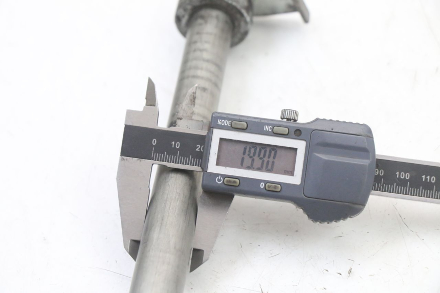 photo de REAR WHEEL AXLE SUZUKI GSF S BANDIT 600 (2000 - 2004) - Product overview