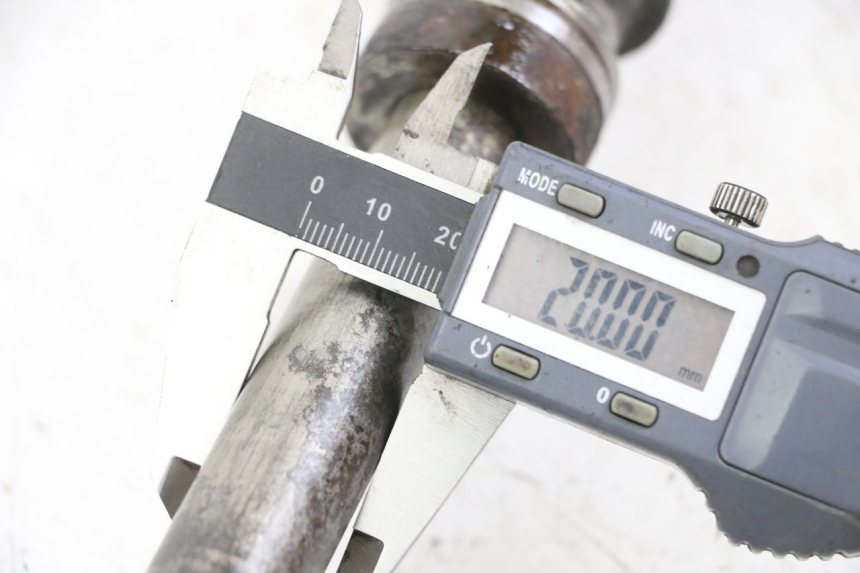 photo de REAR WHEEL AXLE SUZUKI GSX F GSXF 650 (2007 - 2015) - Technical close-up