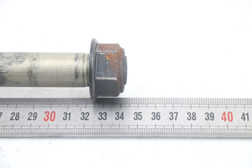 photo de REAR WHEEL AXLE SUZUKI GSX F GSXF 650 (2007 - 2015) - Alternative perspective