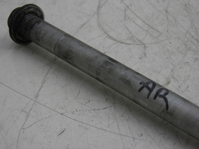 photo de REAR WHEEL AXLE SUZUKI TU X TUX VOLTY 125 (1999 - 2001) - Component detail