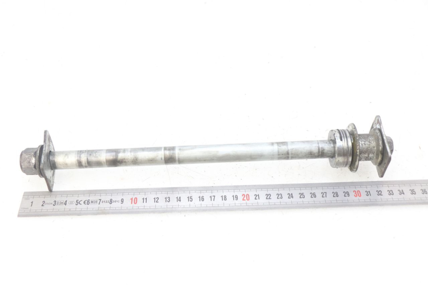 photo de REAR WHEEL AXLE SUZUKI SV N 650 (1999 - 2002) - Zoom on usage condition
