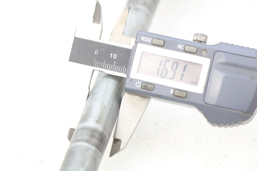 photo de REAR WHEEL AXLE SUZUKI SV N 650 (1999 - 2002) - Alternative perspective