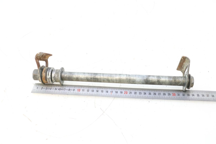 photo de REAR WHEEL AXLE SUZUKI SV S 650 (2003 - 2009) - Alternative perspective