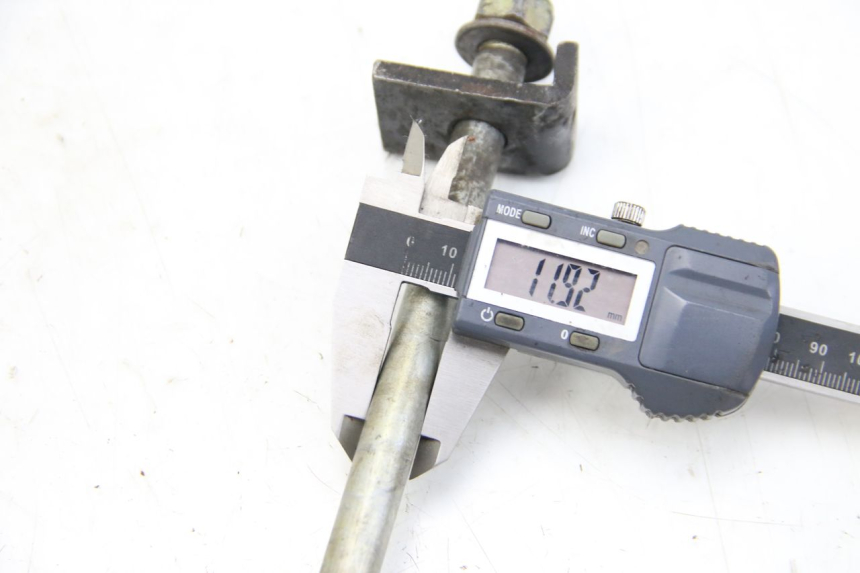 photo de REAR WHEEL AXLE APRILIA SX 50 (2011 - 2017) - Zoom on usage condition