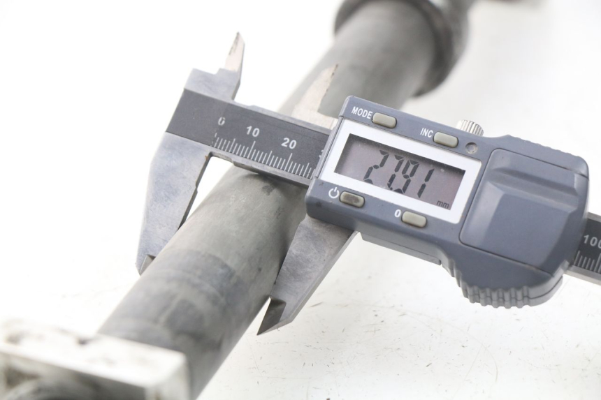 photo de REAR WHEEL AXLE YAMAHA TDM ABS 900 (2002 - 2014) - Alternative perspective