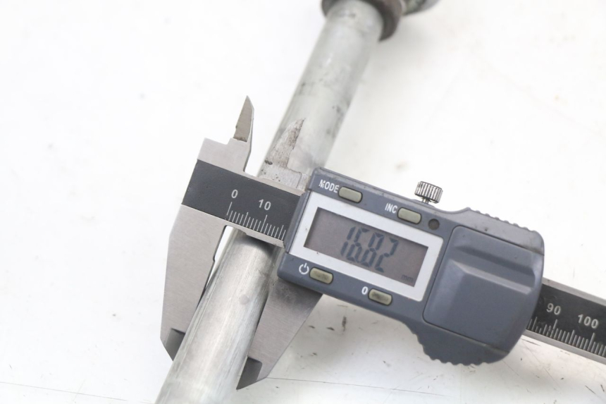 photo de REAR WHEEL AXLE YAMAHA TDR DELTABOX 125 (1997 - 2003) - Technical close-up