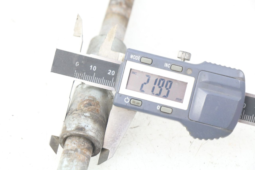 photo de REAR WHEEL AXLE NITRO MOTORS THUNDER 125 - Zoom on usage condition