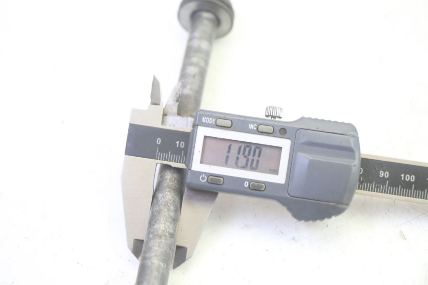 photo de REAR WHEEL AXLE YAMAHA TTR 125 (2000 - 2020) - Technical close-up