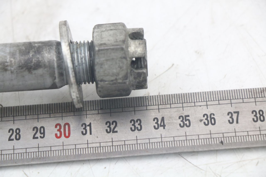 photo de REAR WHEEL AXLE KAWASAKI VERSYS ABS 650 (2015 - 2018) - Zoom on usage condition