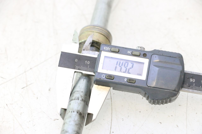 photo de REAR WHEEL AXLE DAELIM VJ ROADWIN 125 (2004 - 2007) - Zoom on usage condition