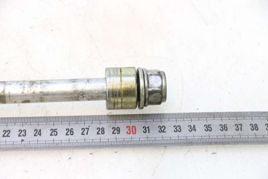 photo de REAR WHEEL AXLE DAELIM VJ ROADWIN 125 (2004 - 2007) - Technical close-up