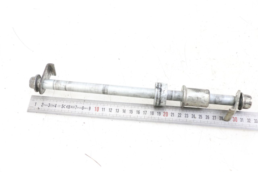 photo de REAR WHEEL AXLE SUZUKI VL INTRUDER 125 (2004 - 2007) - Zoom on usage condition