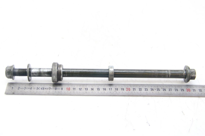 photo de REAR WHEEL AXLE SYM WOLF SB 125 (2011 - 2018) - Zoom on usage condition