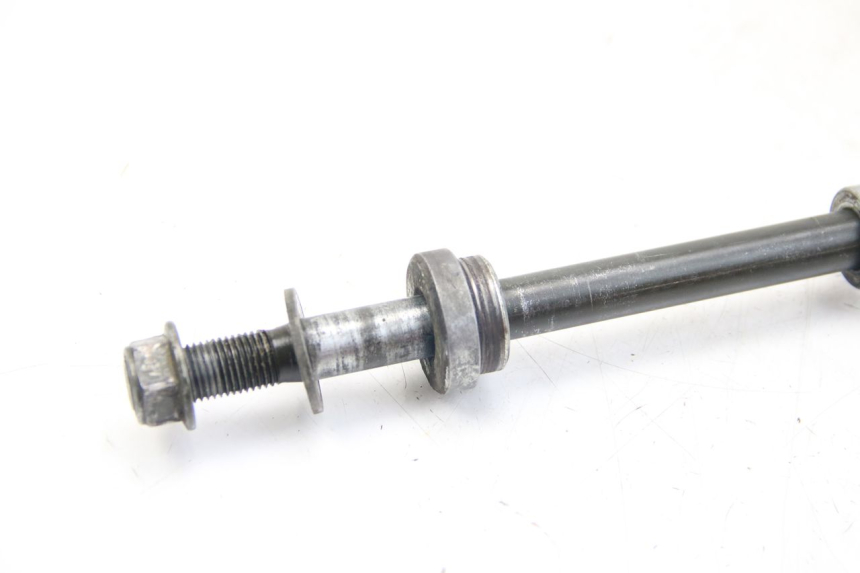 photo de REAR WHEEL AXLE SYM WOLF SB 125 (2011 - 2018) - Technical close-up
