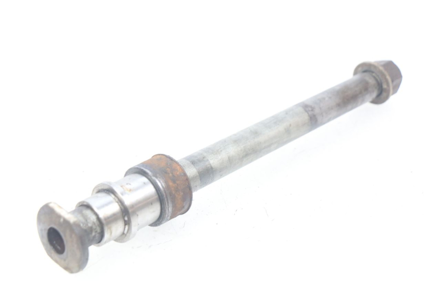photo de REAR WHEEL AXLE SUZUKI XF FREEWIND 650 (1997 - 2003) - Component detail