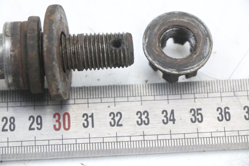 photo de REAR WHEEL AXLE YAMAHA XJ F 900 (1983 - 1994) - Zoom on usage condition