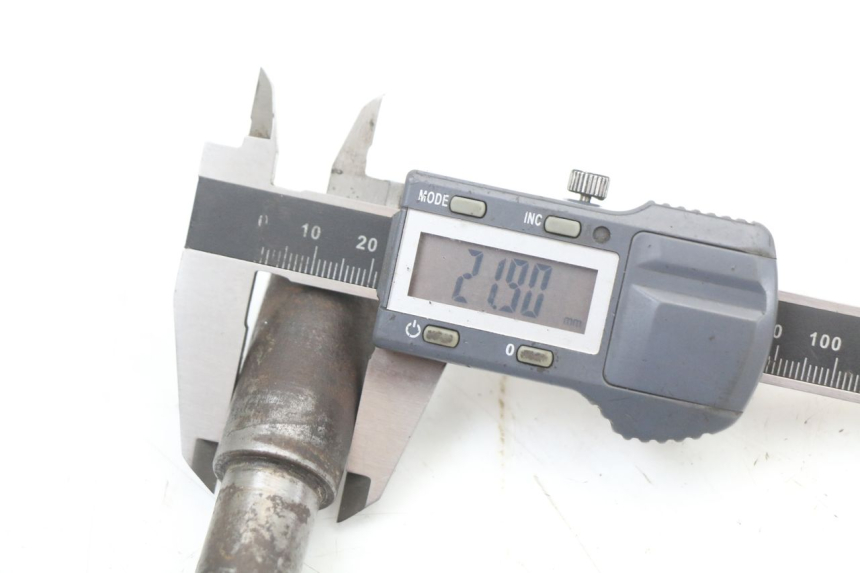 photo de REAR WHEEL AXLE YAMAHA XJ F 900 (1983 - 1994) - Alternative perspective