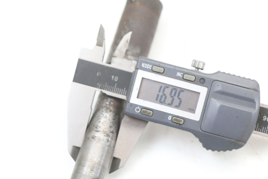 photo de REAR WHEEL AXLE YAMAHA XJ F 900 (1983 - 1994) - Technical close-up