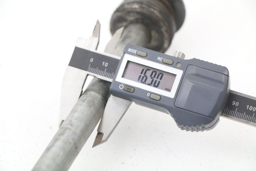 photo de REAR WHEEL AXLE YAMAHA XJN XJ N DIVERSION 600 (1994 - 1997) - Zoom on usage condition