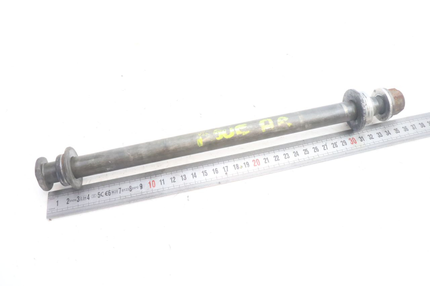 photo de REAR WHEEL AXLE YAMAHA XJR 1300 (1998 - 2002) - Zoom on usage condition