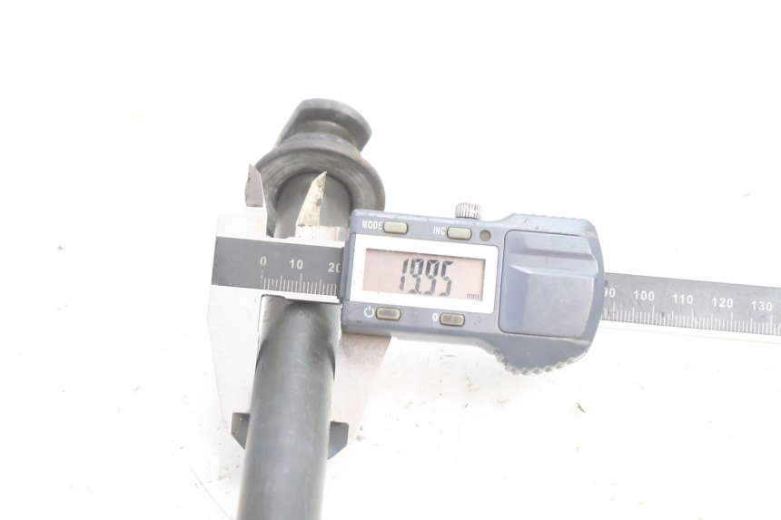 photo de REAR WHEEL AXLE YAMAHA XJR 1300 (1998 - 2002) - Technical close-up
