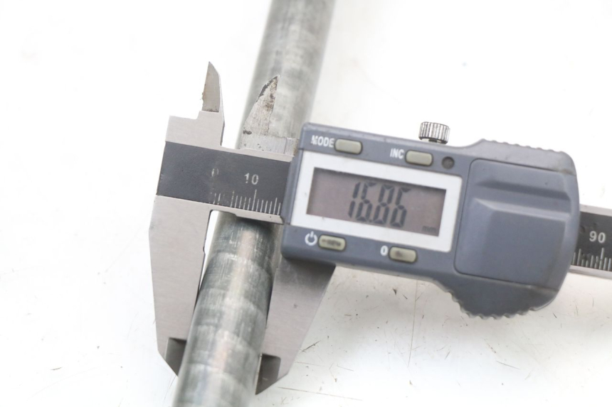 photo de REAR WHEEL AXLE YAMAHA XJS DIVERSION 600 (1997 - 1999) - Alternative perspective