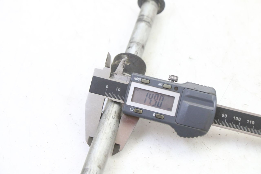 photo de REAR WHEEL AXLE HONDA XLV VARADERO 125 (2000 - 2006) - Technical close-up