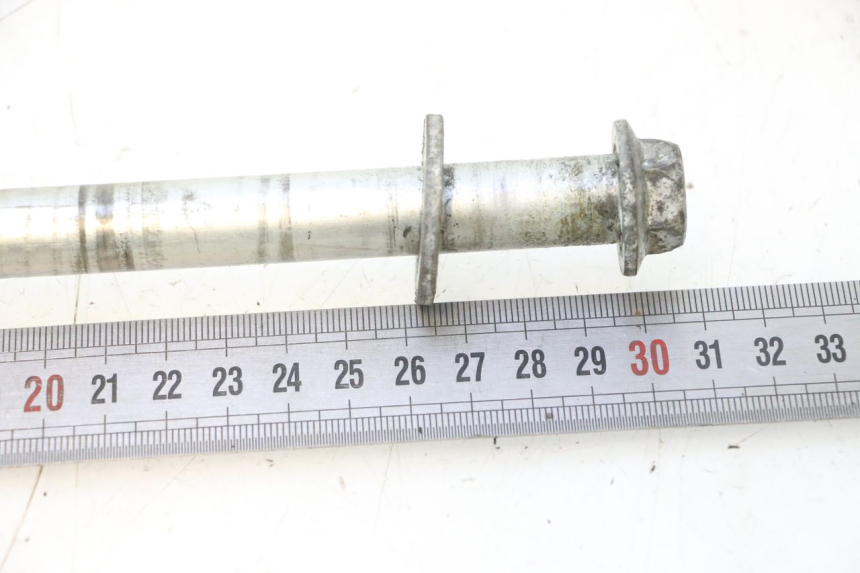 photo de REAR WHEEL AXLE HONDA XLV VARADERO 125 (2007 - 2012) - Zoom on usage condition