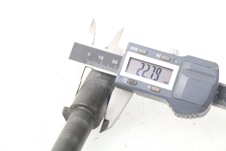 photo de REAR WHEEL AXLE YAMAHA XP T-MAX TMAX ABS 500 (2004 - 2007) - Alternative perspective