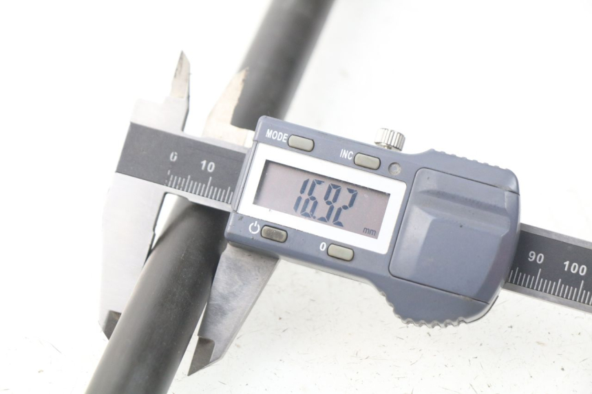 photo de REAR WHEEL AXLE YAMAHA XP T-MAX TMAX ABS 500 (2004 - 2007) - Technical close-up