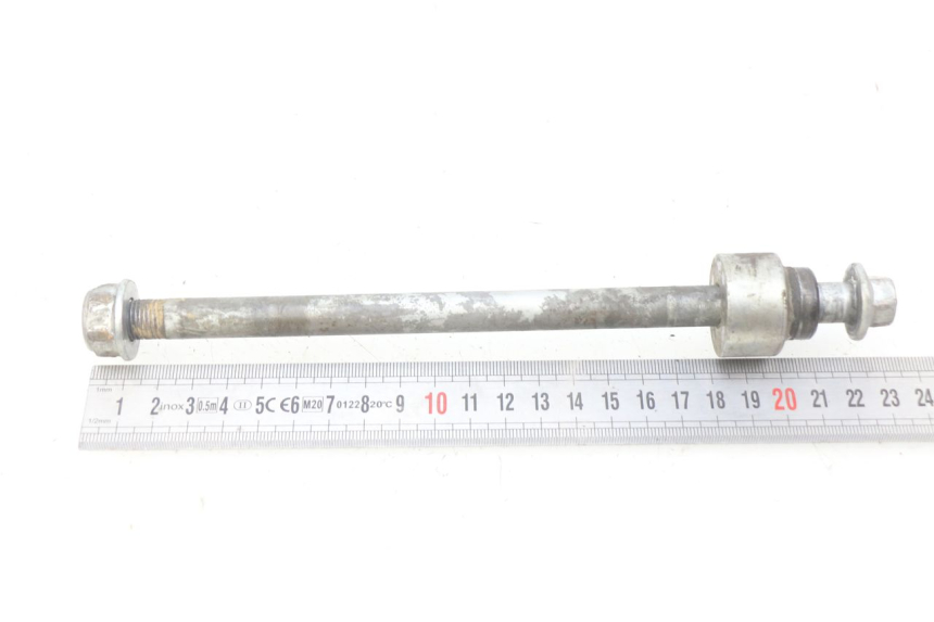 photo de REAR WHEEL AXLE HONDA XR 70 (1997 - 2003) - Technical close-up