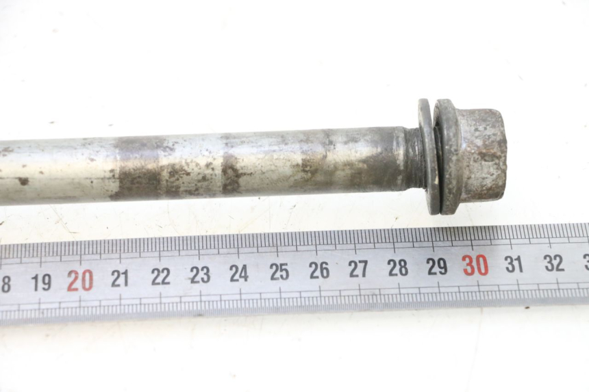photo de REAR WHEEL AXLE HONDA XRV AFRICA TWIN 750 (1990 - 1992) - Technical close-up