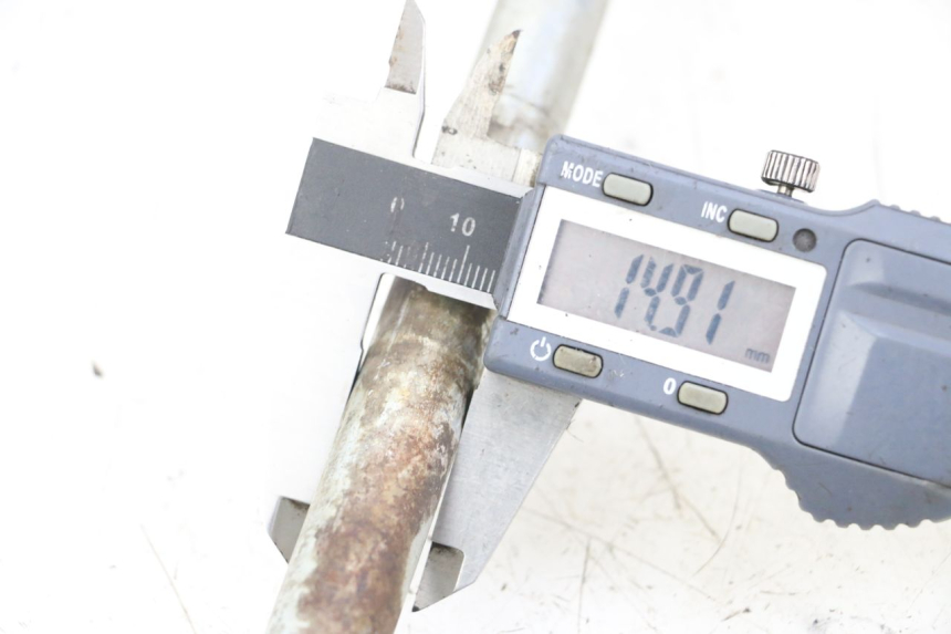 photo de REAR WHEEL AXLE HYOSUNG XRX 125 (2000 - 2008) - Component detail