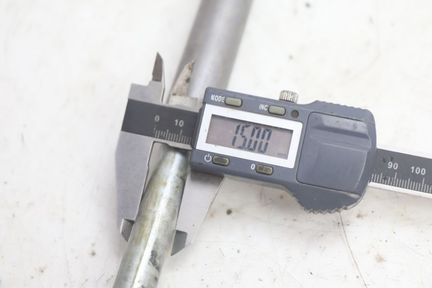 photo de REAR WHEEL AXLE YAMAHA XV VIRAGO 535 (1988 - 2004) - Technical close-up