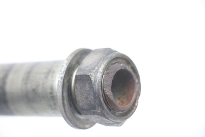 photo de REAR WHEEL AXLE YAMAHA FZ6 FAZER S2 600 (2007 - 2011) - Technical close-up