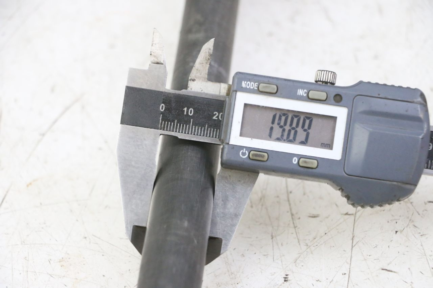 photo de REAR WHEEL AXLE YAMAHA FZS FAZER 600 (2001 - 2003) - Alternative perspective