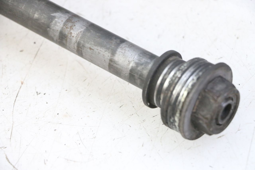 photo de REAR WHEEL AXLE YAMAHA FZS FAZER 600 (2001 - 2003) - Technical close-up