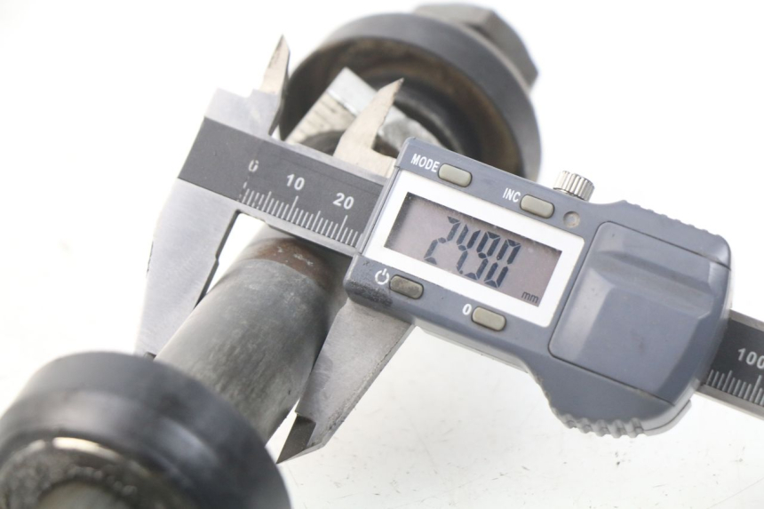 photo de REAR WHEEL AXLE YAMAHA YZ-F YZF 250 (2014 - 2018) - Alternative perspective