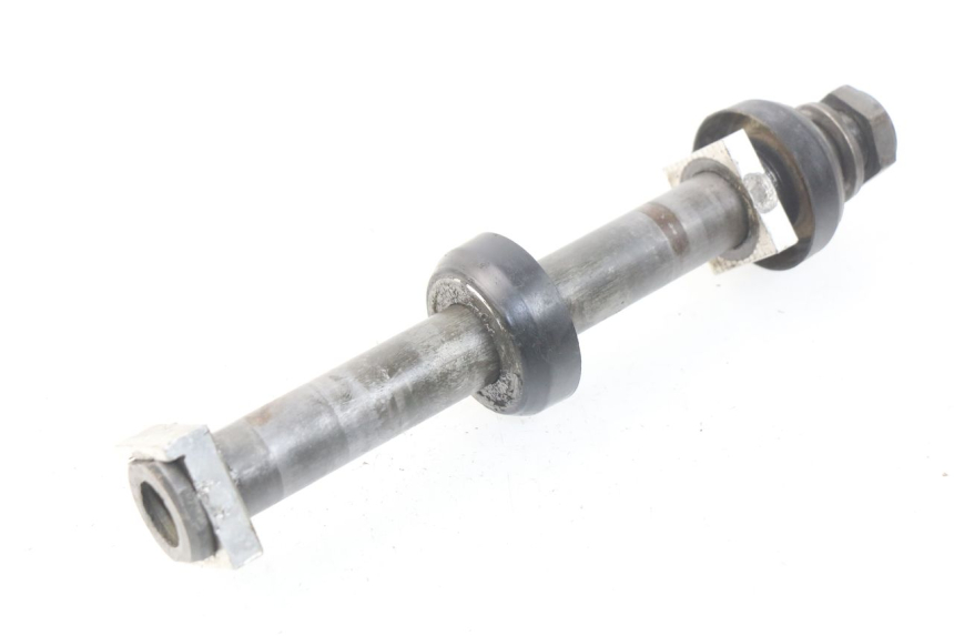 photo de REAR WHEEL AXLE YAMAHA YZ-F YZF 250 (2014 - 2018) - Technical close-up