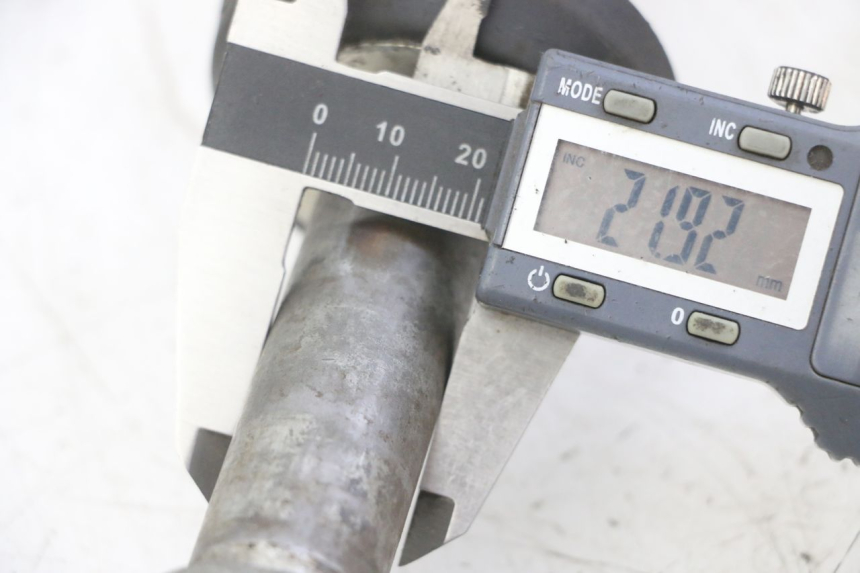 photo de REAR WHEEL AXLE YAMAHA YZ-F YZF 250 (2007 - 2013) - Component detail