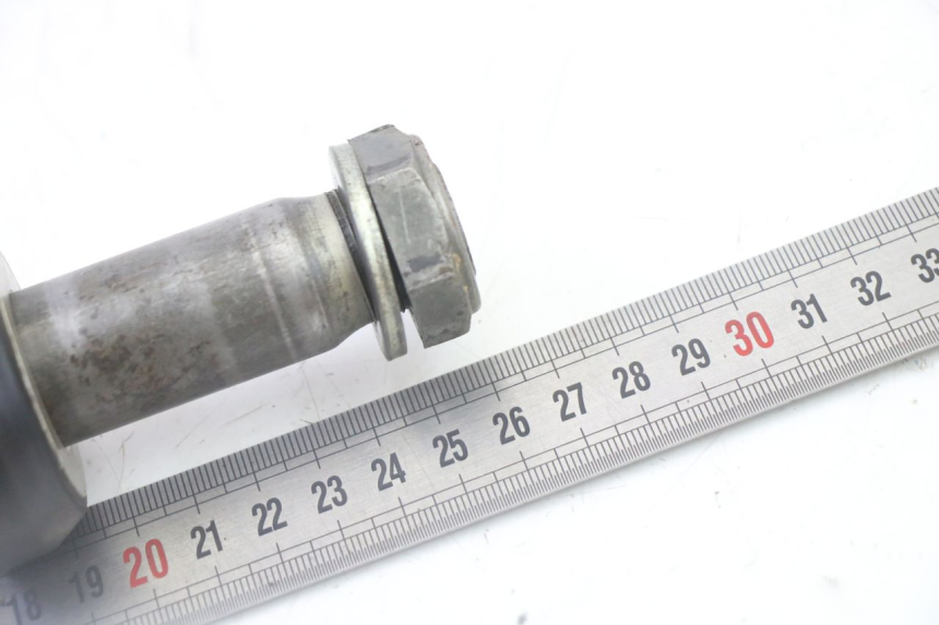 photo de REAR WHEEL AXLE YAMAHA YZ-F YZF 250 (2014 - 2018) - Alternative perspective