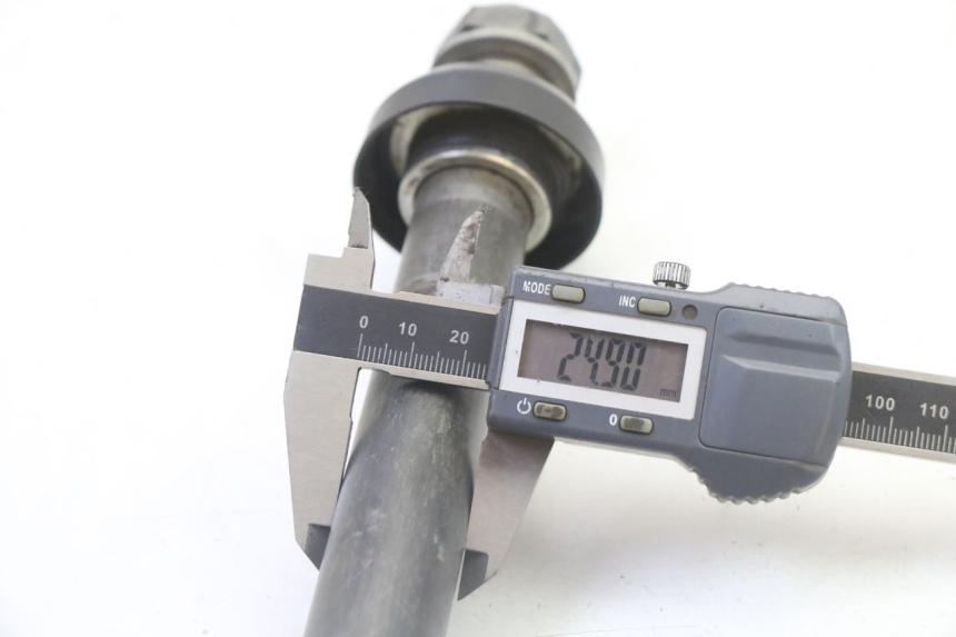 photo de REAR WHEEL AXLE YAMAHA YZ-F YZF 250 (2014 - 2018) - Technical close-up