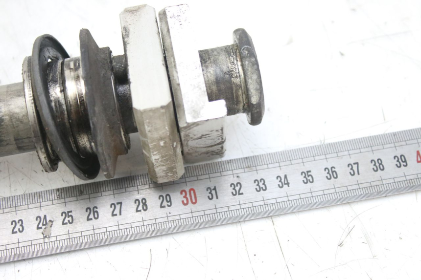 photo de REAR WHEEL AXLE YAMAHA YZF R1 1000 (2007 - 2008) - Alternative perspective