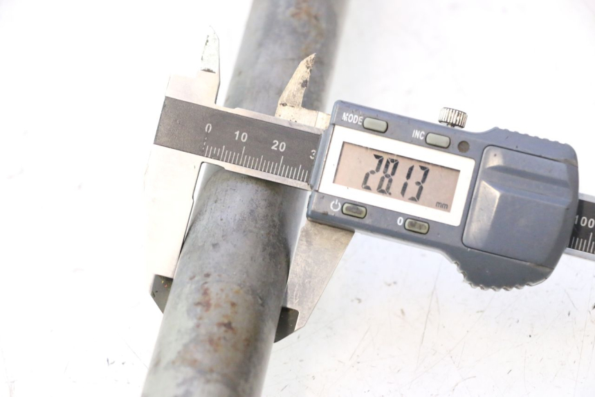 photo de REAR WHEEL AXLE YAMAHA YZF R6 600 (2008 - 2009) - Zoom on usage condition