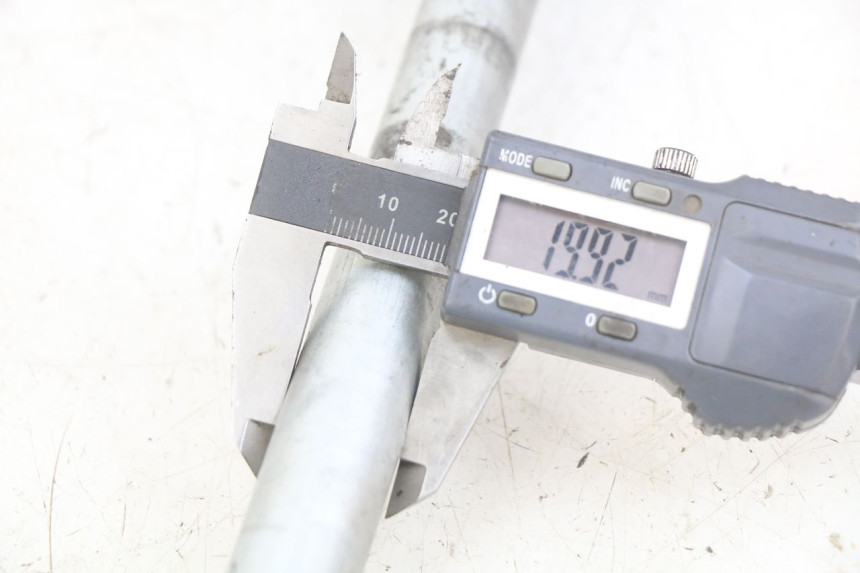 photo de REAR WHEEL AXLE KAWASAKI Z 750 (2007 - 2013) - Alternative perspective