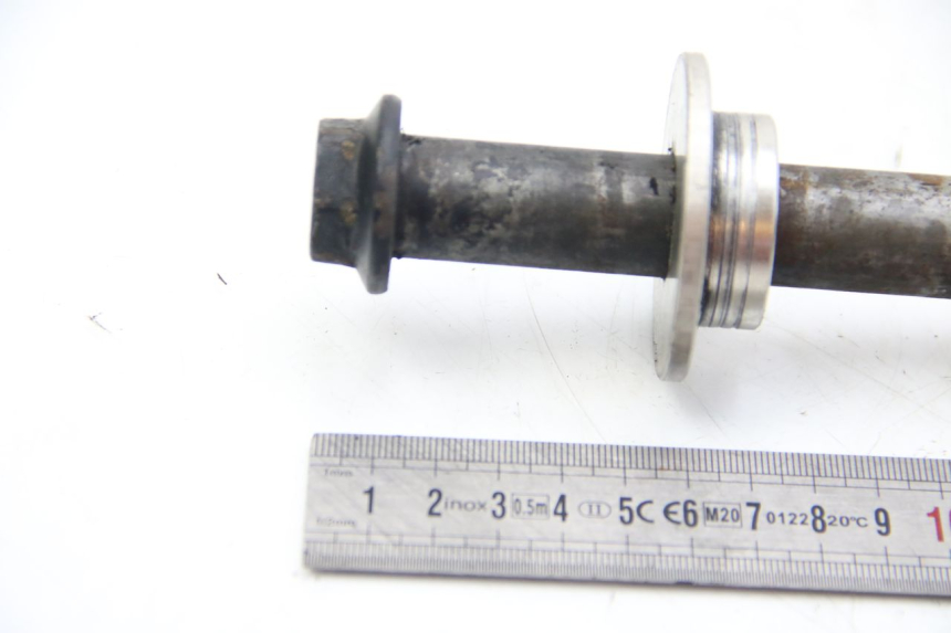 photo de REAR WHEEL AXLE KAWASAKI ZX-6R ZX6R 600 (1995 - 1997) - Alternative perspective