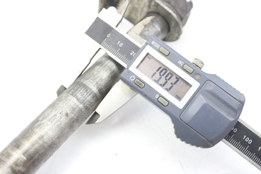 photo de REAR WHEEL AXLE KAWASAKI ZZR 600 (1995 - 2004) - Zoom on usage condition