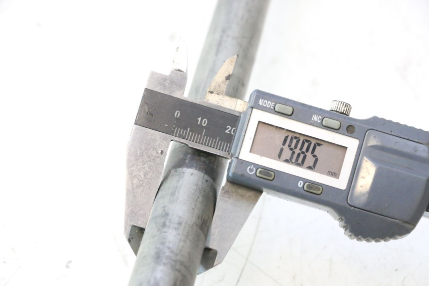 photo de REAR WHEEL AXLE KAWASAKI ZZR 600 (1995 - 2004) - Zoom on usage condition