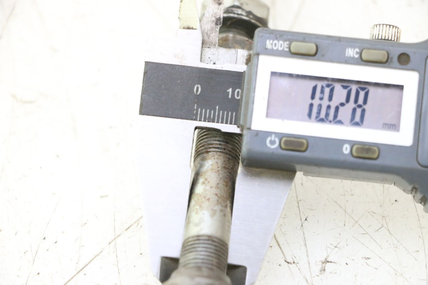 photo de FRONT WHEEL AXLE PEUGEOT 103 SPX CLIP 50 (1989 - 1992) - Zoom on usage condition